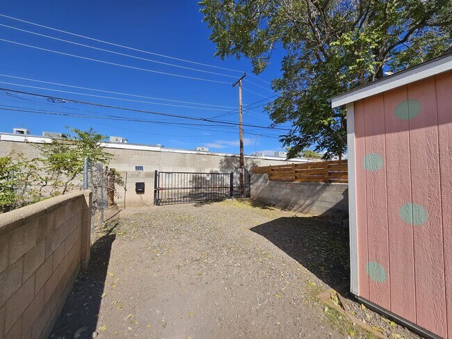 Building Photo - Gorgeous 2 bedroom in Barelas! Great location. Washer/Dryer. 1 car garage.