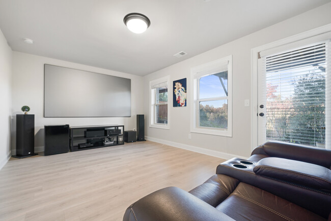 Building Photo - 7906 Laurel Crest Dr