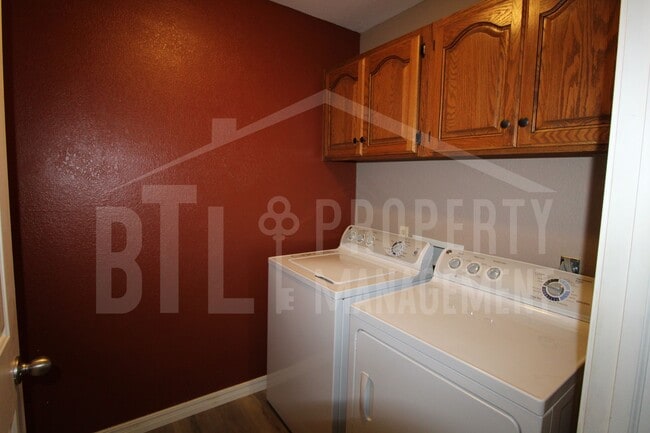 Building Photo - Charming 2 bedroom condo in Cozy Cove