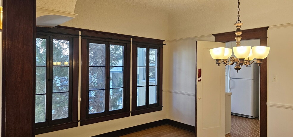 Dining rm to kitchen - 218 1/2 N Kenmore Ave