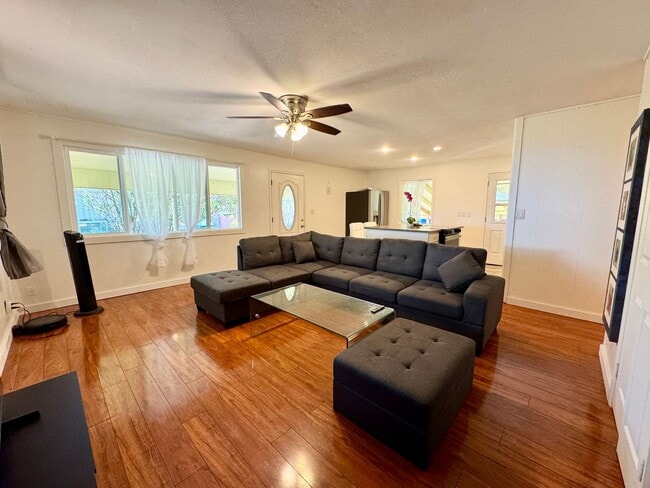 Building Photo - Optimal Location in the Heart of Paia Town...