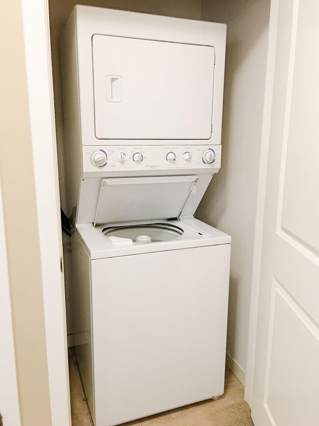 Building Photo - 1070 Grandview Ct NE