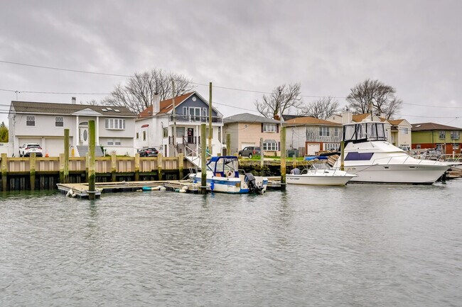 Building Photo - 1017 California Pl S