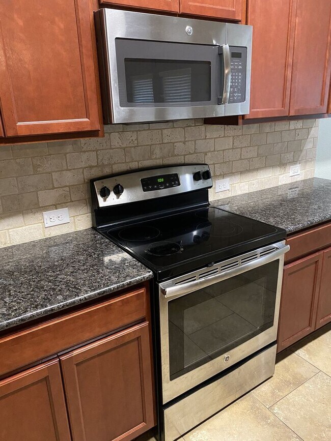 Building Photo - Beautiful & Modern 4/BR 2.5/BA Home for Rent in Hutto!