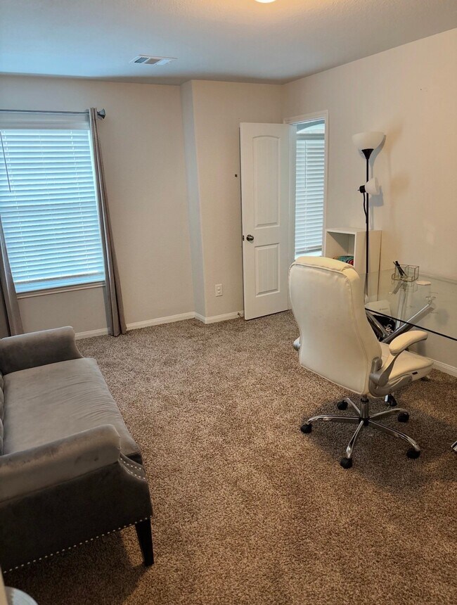 Building Photo - 17607 Desmond St