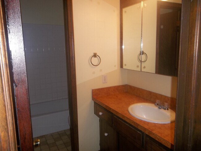 Building Photo - 421-423 Britton Ct.