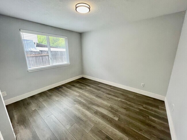 Building Photo - Beautifully Remodeled 3bd/2bath Hillsboro ...