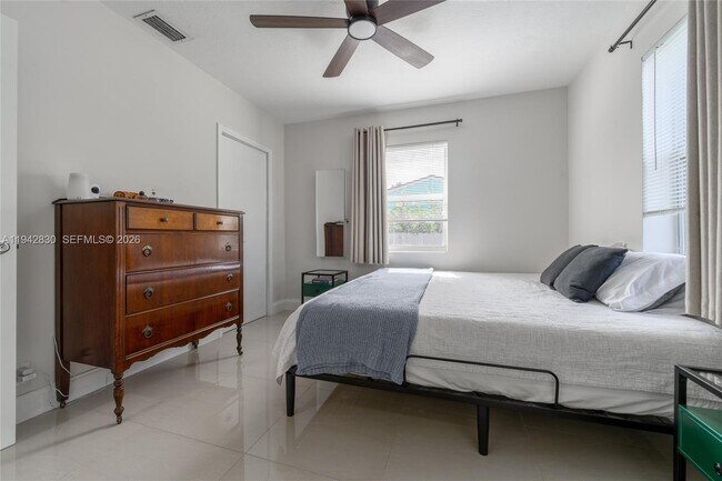 Building Photo - 320 S 28th Ave