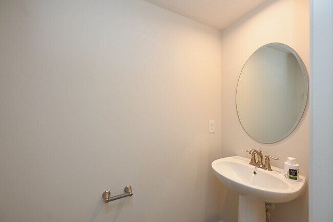 Building Photo - Luxury Townhome in a Prime Goodlettsville Location just Minutes to Nashville!