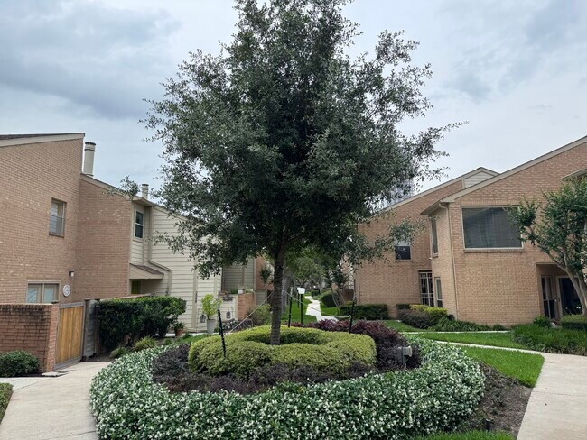 Building Photo - 1970 Augusta Dr