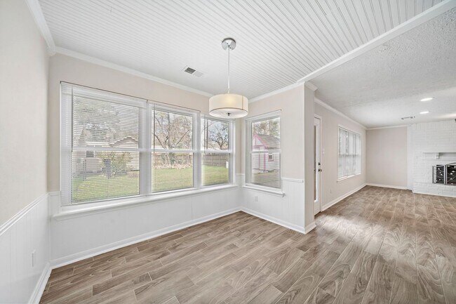 Building Photo - Gorgeous 4 bed/2.5 bath two story home in ...