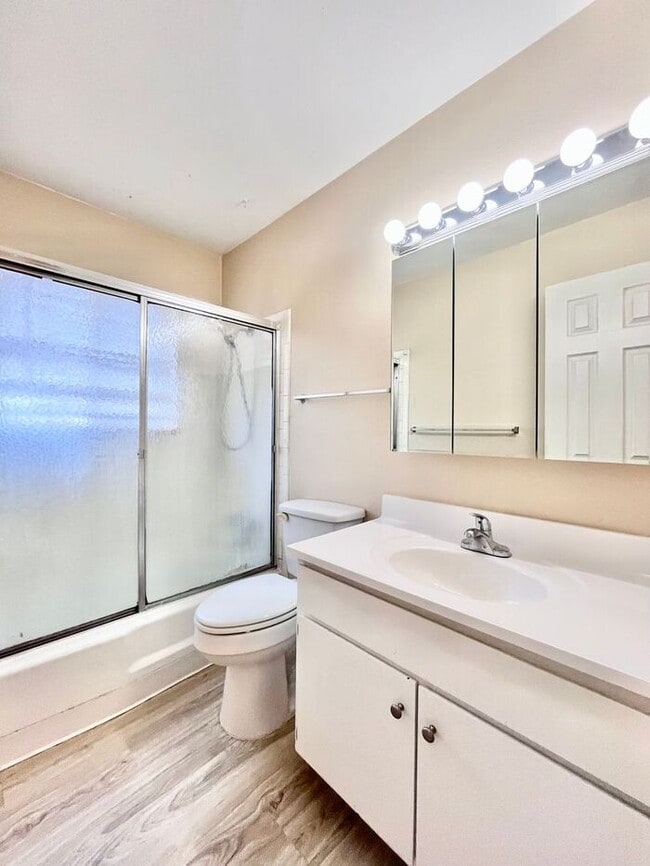Building Photo - Beautiful 2 Bedroom Town Home!