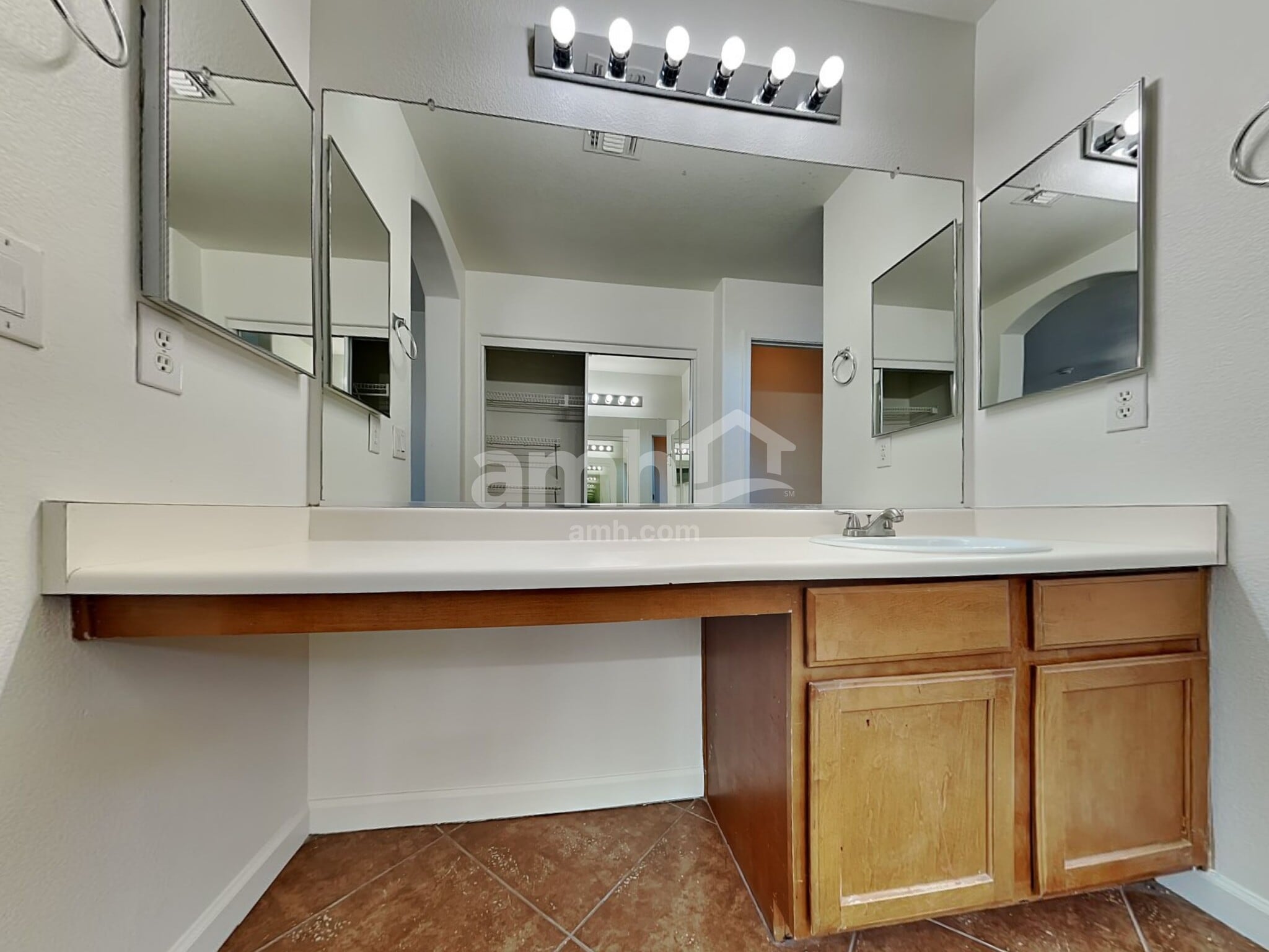 Building Photo - 1151 E Bosi St