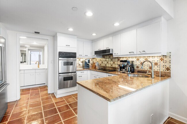 Building Photo - 529 S Flagler Dr