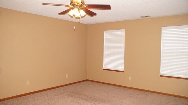 Building Photo - 1221 Clearwater Ln