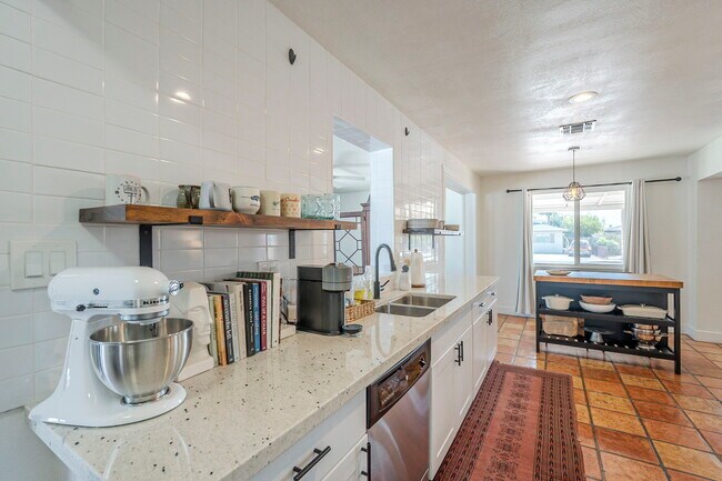 Building Photo - 7214 N 21st Ave