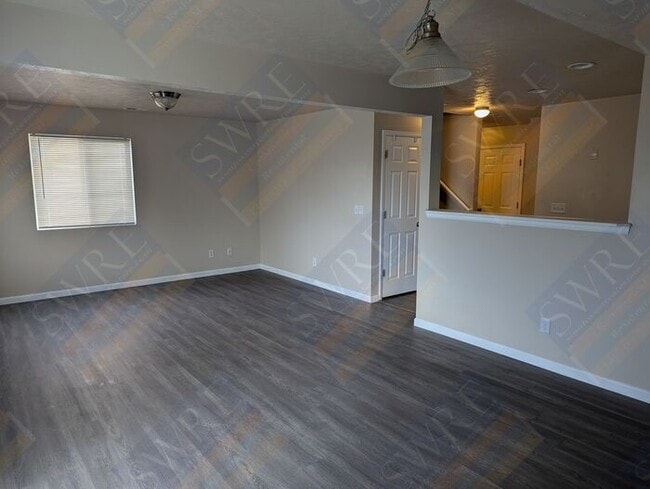 Building Photo - 3 Bedroom 2.5 Bath Townhouse