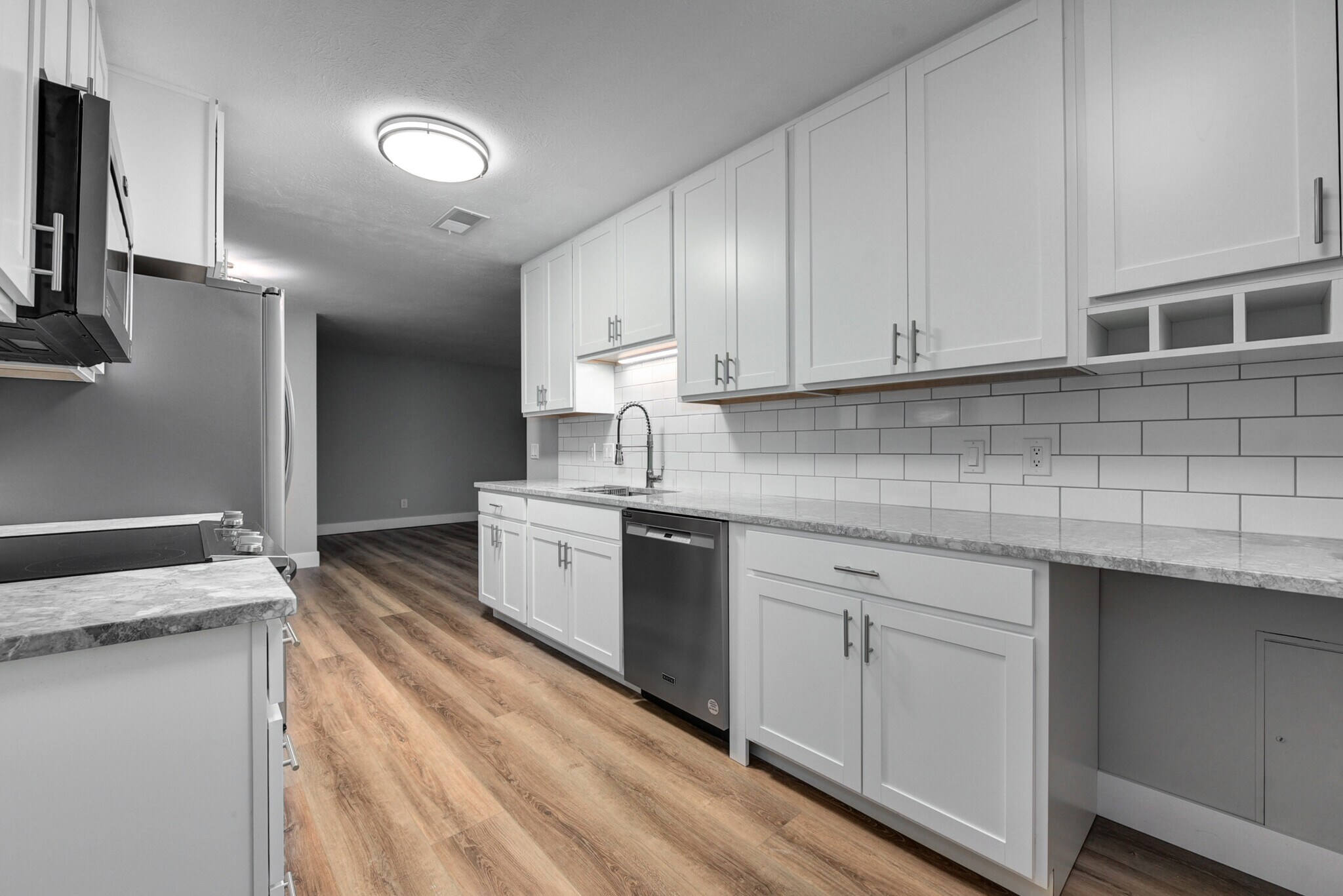 Large New Kitchen Food Prep Area - 20333 Detroit Rd