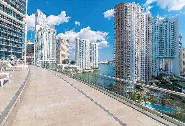 Building Photo - 495 Brickell Ave