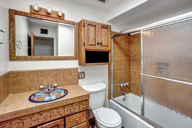 Building Photo - EASTSIDE-3 bedroom, 2 bath home