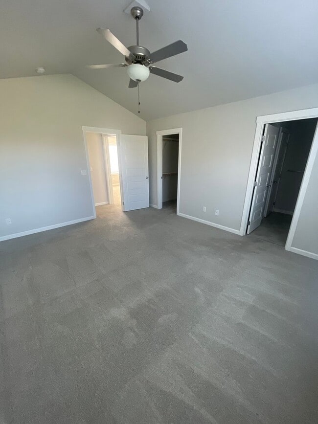 Building Photo - ** MOVE IN SPECIAL!** Must See in NE Albany!