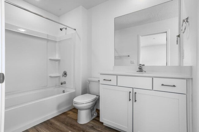 Building Photo - MOVE IN READY! 3 Bedroom townhome in long valley!