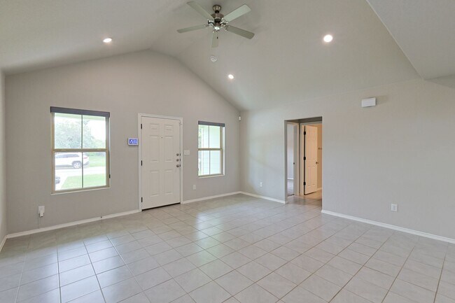 Building Photo - Charming 3/2 Minutes from Downtown NBTX