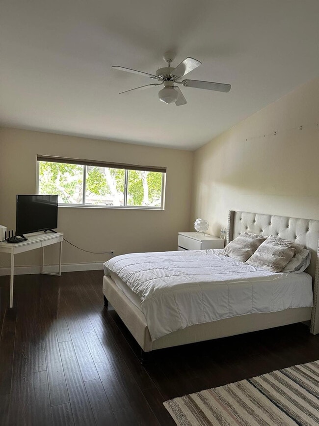 Building Photo - 1975 Discovery Cir W