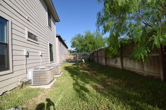 Building Photo - 1402 W Carmen Ave