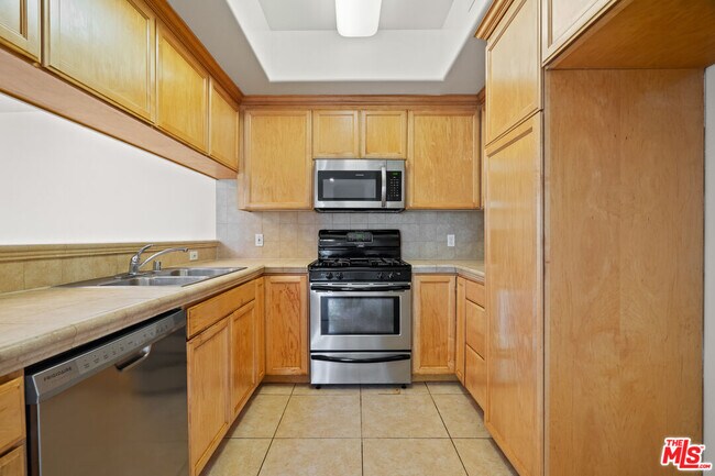 Building Photo - 3328 Oakhurst Ave