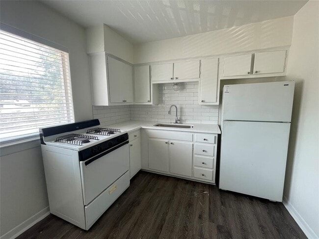 Building Photo - 3106 Duval St