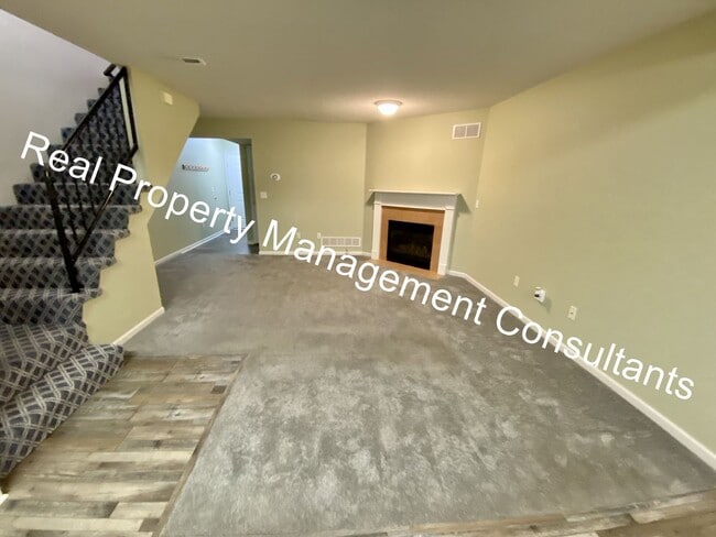 Building Photo - Updated 2 Bedroom Townhome