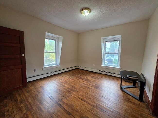 Building Photo - 4 Home St