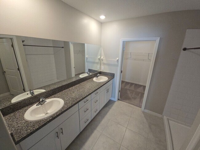 Building Photo - Gorgeous 5-Bedroom, 2.5-Bathroom Home in Riverview