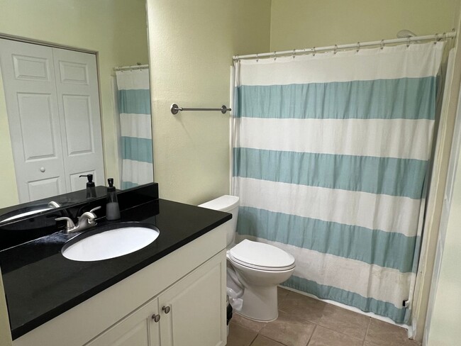 Building Photo - Unfurnished First Floor Condo w/ Garage!