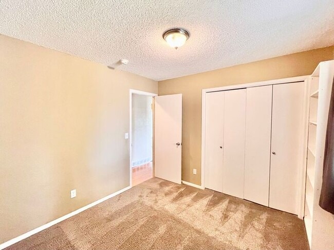 Building Photo - Charming Cottage-Style Ranch with Private ...