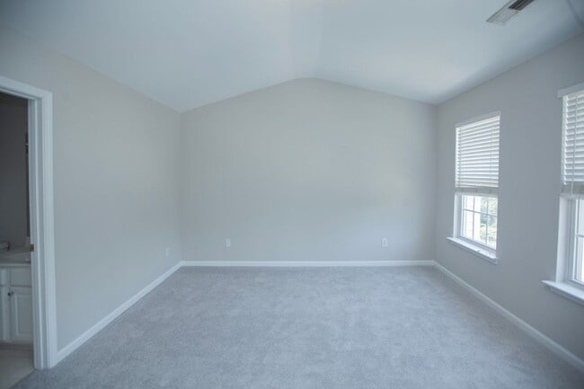 Building Photo - 2 Bedroom 2.5 Bath with Lake View in Morrisville, NC!