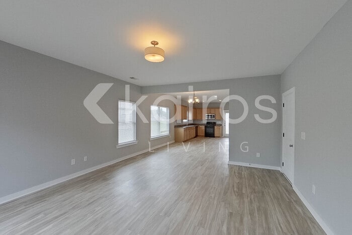Building Photo - 520 White Oak Cir
