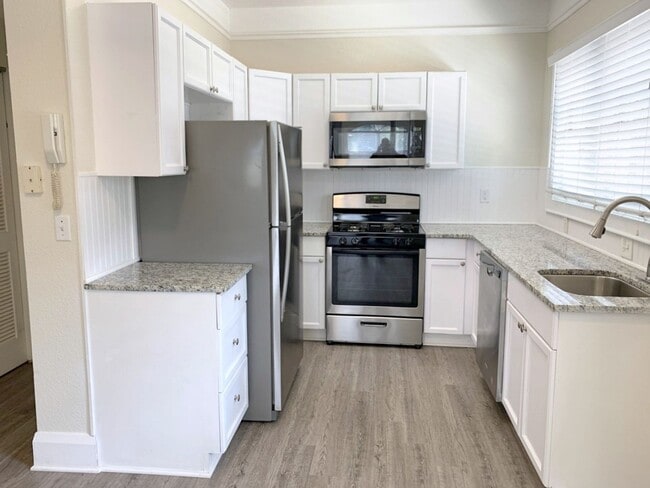 Building Photo - Charming 2-Bedroom Apartment in Prime SOHO...