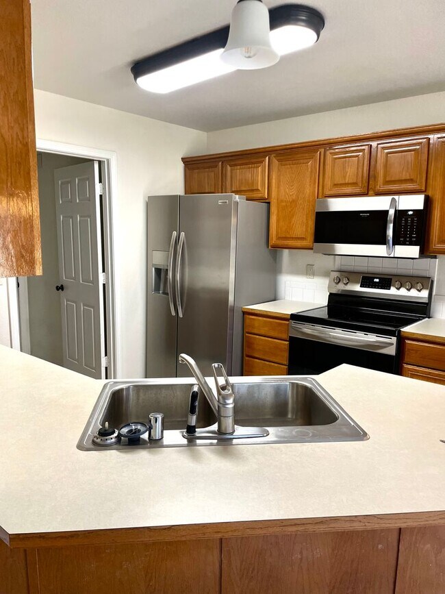 Building Photo - Beautiful 3 Bedroom, 2 Bathroom Home in Ce...