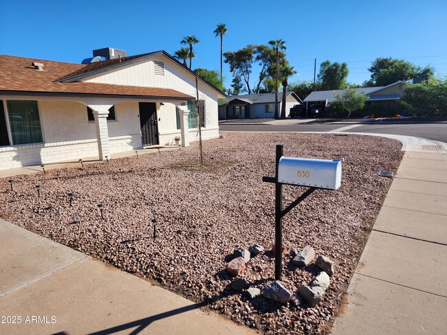 Building Photo - 630 E Julie Dr