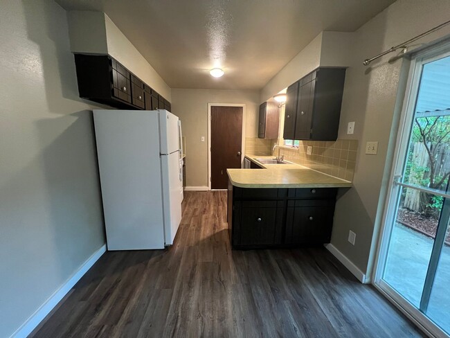 Building Photo - 3 bedroom 1.5 Bathroom Duplex Available Now!
