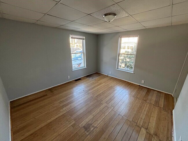 Building Photo - 42 Spruce St