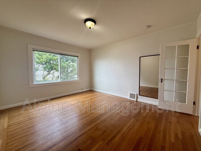 Building Photo - 658 Rockdale Dr