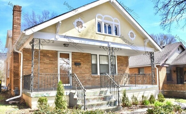 Building Photo - Charming 4-Bed Home with Fireplace & Hardw...