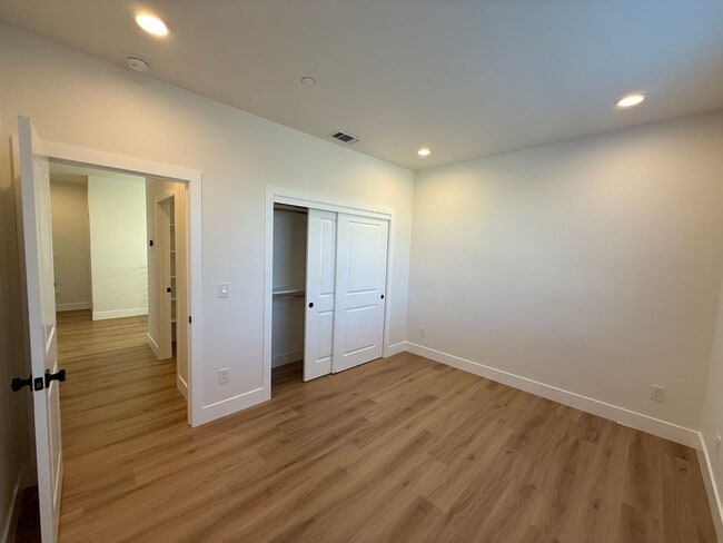 Building Photo - 8461001/85