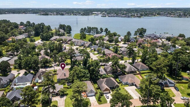 Building Photo - 12714 Lakeshore Dr
