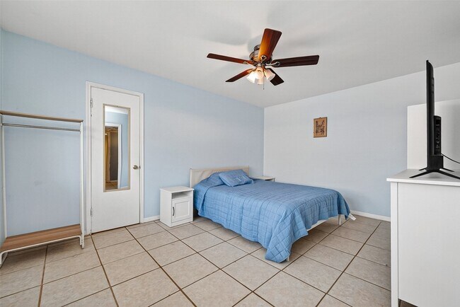 Building Photo - 6470 Bayou Glen Rd