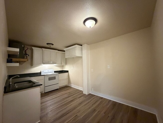 Building Photo - FIRST FLOOR UNIT WATER AND ELECTRICITY PAID!