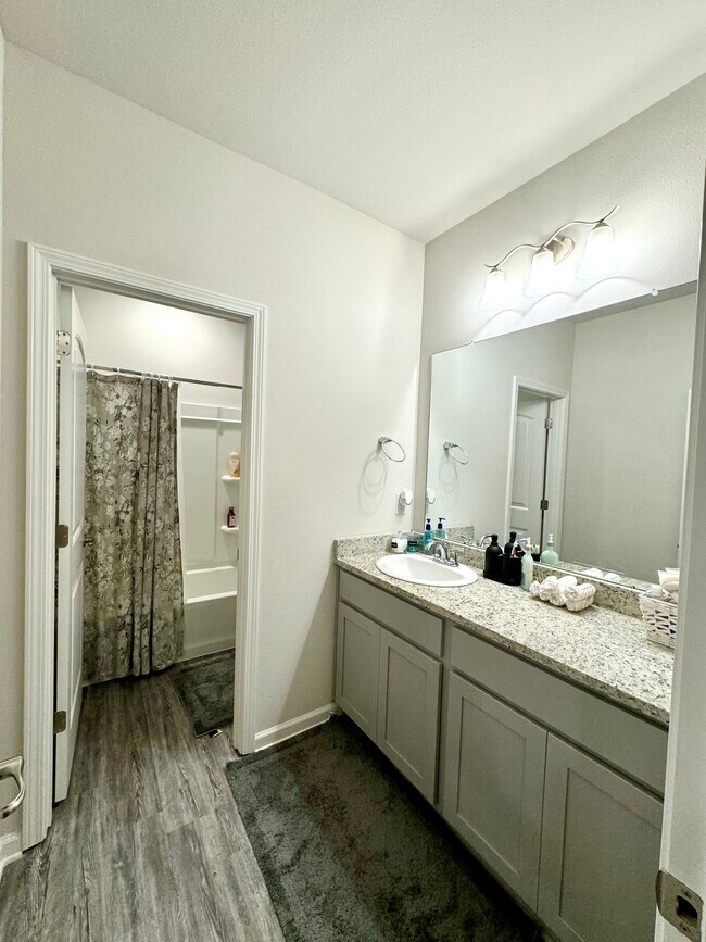 Building Photo - 6631 Tiger Pointe Dr